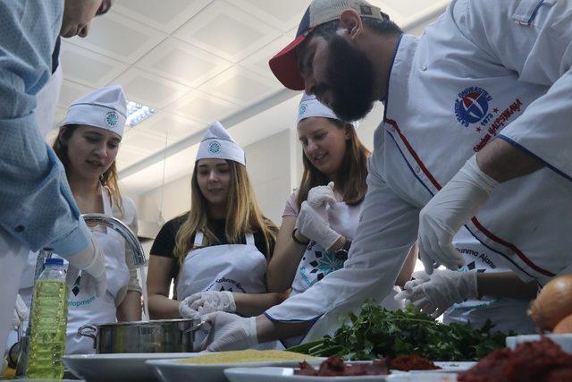 Avrupayı aşçılar, Gaziantep’te yemek yapmayı öğreniyor