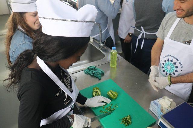 Avrupayı aşçılar, Gaziantep’te yemek yapmayı öğreniyor