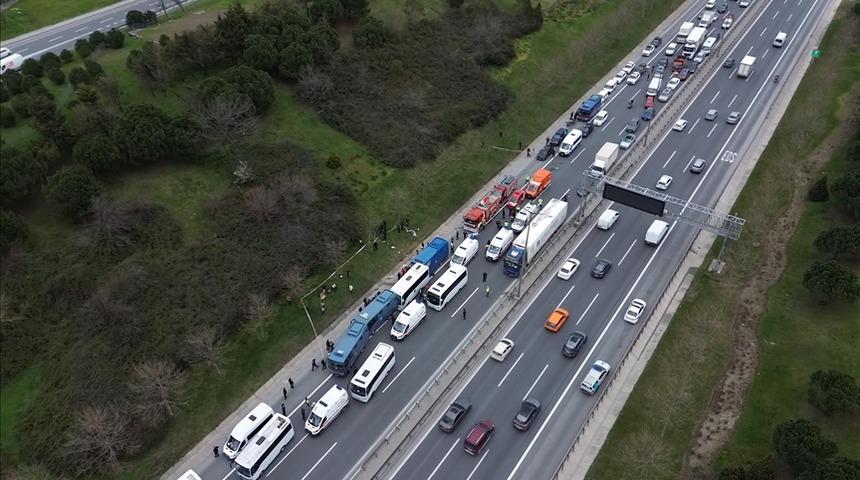 Son dakika | İstanbul'da h&uuml;k&uuml;ml&uuml; ve tutukları taşıyan ring ara&ccedil;ları zincirleme kaza yaptı: 15 yaralı