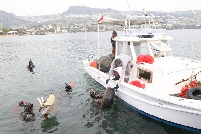 Deniz dibi temizliği Gündoğan’da devam etti