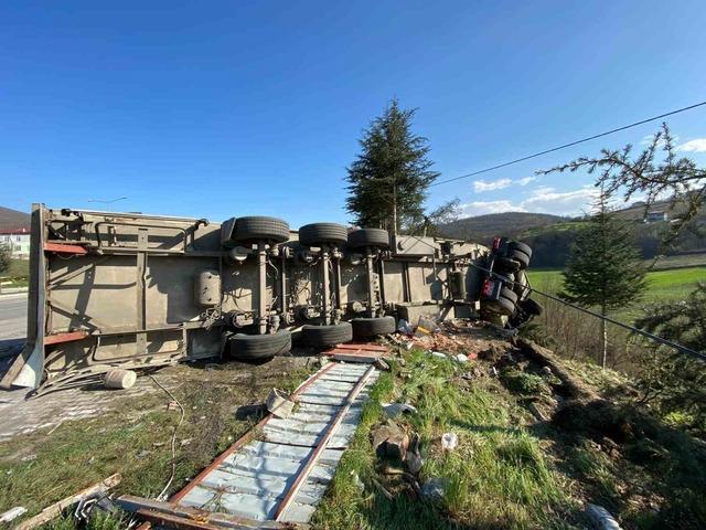 Çay yüklü tır devrildi: 1 yaralı 1