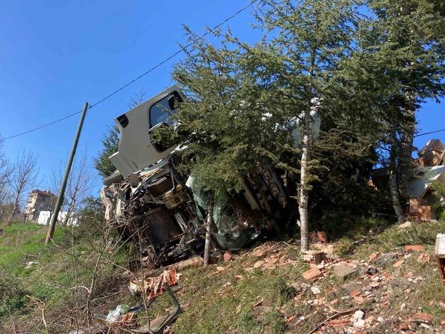 Çay yüklü tır devrildi: 1 yaralı 2