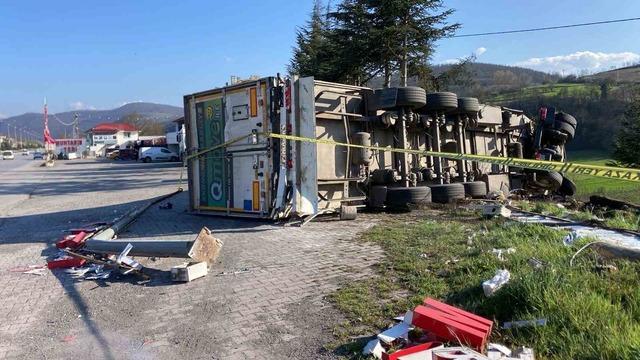 Çay yüklü tır devrildi: 1 yaralı 3