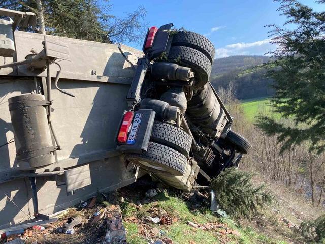 Çay yüklü tır devrildi: 1 yaralı 4