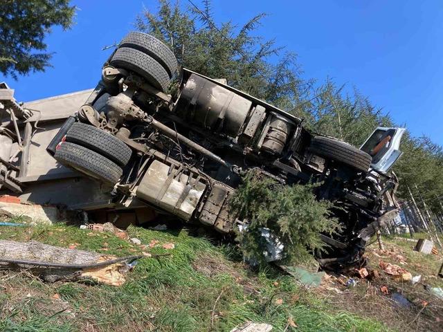 Çay yüklü tır devrildi: 1 yaralı 5