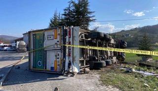 &Ccedil;ay y&uuml;kl&uuml; tır devrildi: 1 yaralı