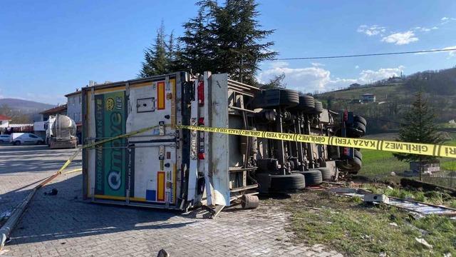 Çay yüklü tır devrildi: 1 yaralı