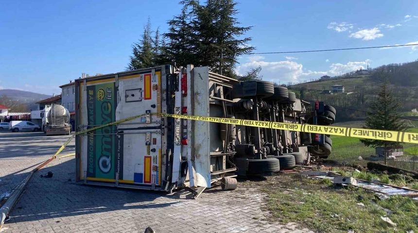 &Ccedil;ay y&uuml;kl&uuml; tır devrildi: 1 yaralı