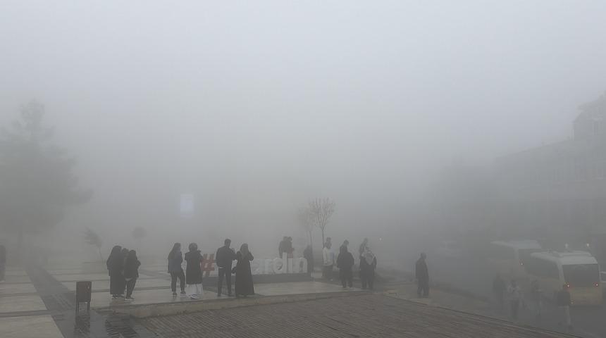 Mardin'de yoğun sis! G&ouml;r&uuml;ş mesafesi 15 metreye kadar d&uuml;şt&uuml;