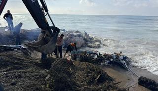 Antalya'da kayalıklara &ccedil;arpan tekne par&ccedil;alandı
