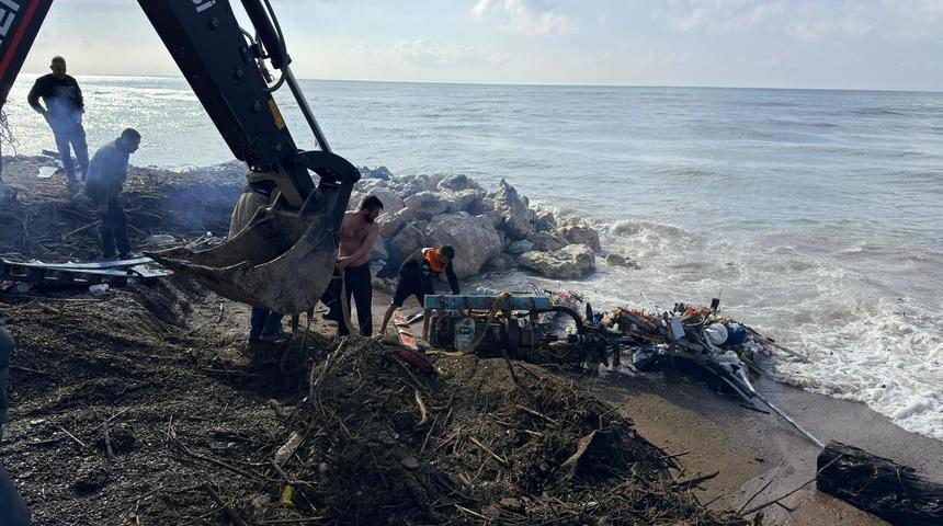 Antalya'da kayalıklara &ccedil;arpan tekne par&ccedil;alandı