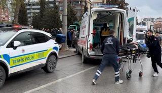Kamyonun altına s&uuml;r&uuml;klenen motosikletteki 2 kişi yaralandı