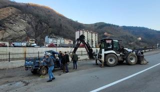 Lastiği fırlayan tarım aracı takla attı: 1 yaralı