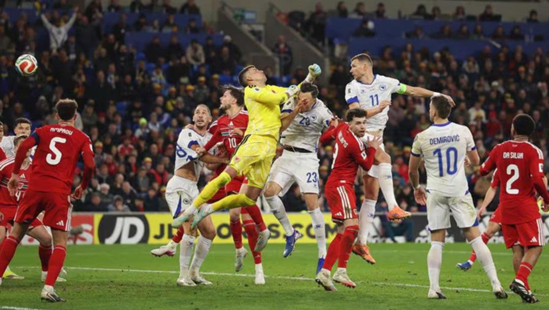 Tarihte eşi benzeri yok! Edin Dzeko yine yaptı yapacağını: &Uuml;st &uuml;ste 20 yıl... 2