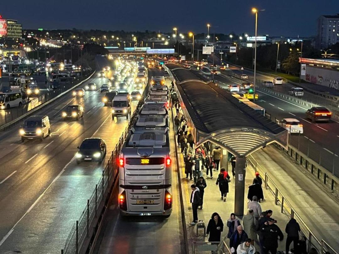 Bah&ccedil;elievler&rsquo;de metrob&uuml;s ayağının &uuml;st&uuml;nden ge&ccedil;en kadın yaralandı 1