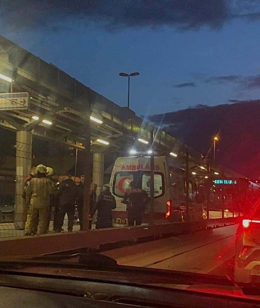 Bah&ccedil;elievler&rsquo;de metrob&uuml;s ayağının &uuml;st&uuml;nden ge&ccedil;en kadın yaralandı 2