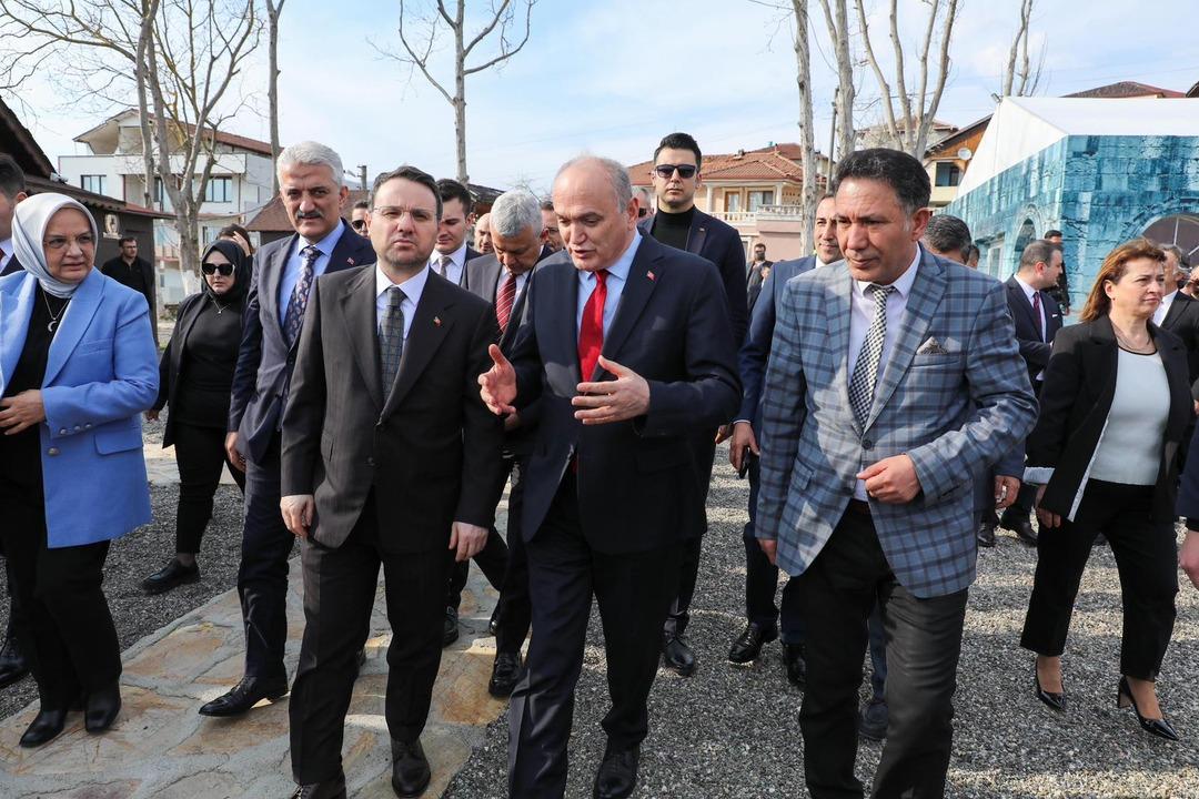 Bakan Gürlek tan Konuralp e övgü dolu sözler: "Her vatandaşımız Konuralp i görmeli" 2