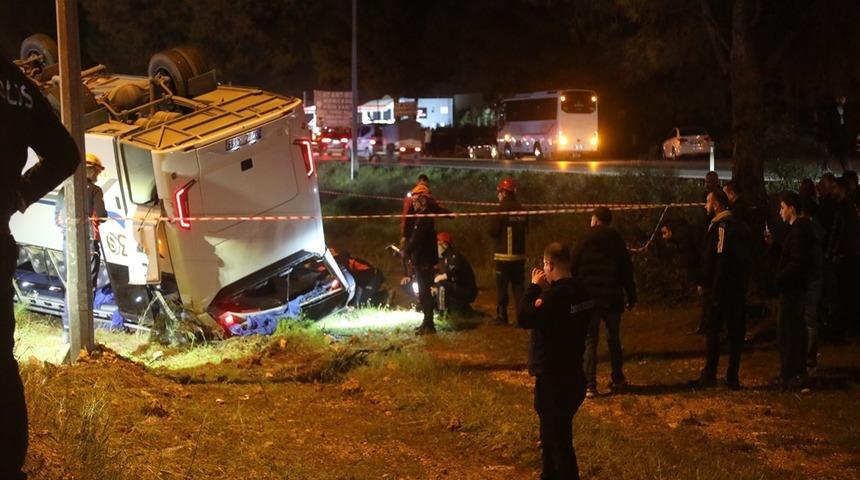 Antalya&rsquo;da servis midib&uuml;s&uuml; devrildi: 16 infaz koruma memuru yaralı