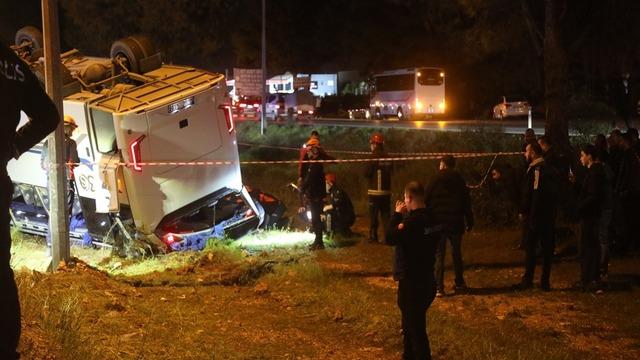 Antalya’da servis midibüsü devrildi: 16 infaz koruma memuru yaralı