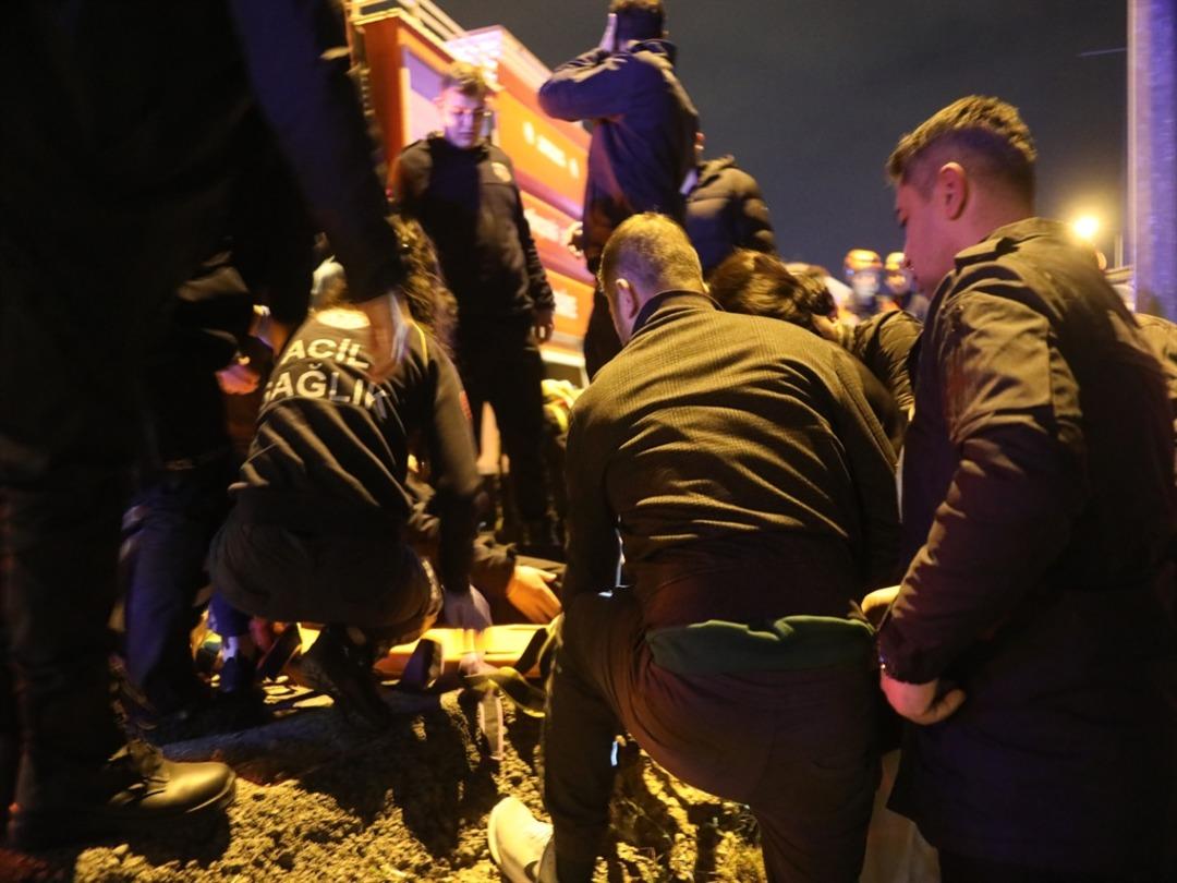 Antalya&rsquo;da servis midib&uuml;s&uuml; devrildi: 16 infaz koruma memuru yaralı 1