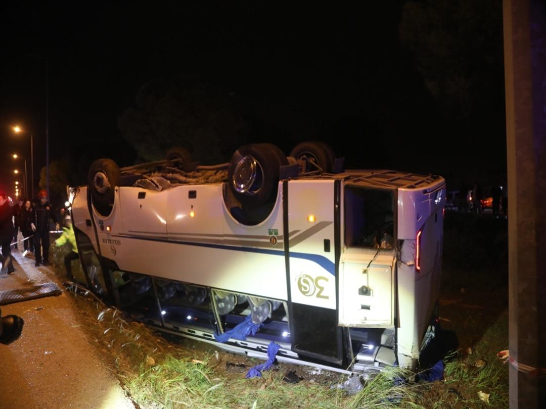 Antalya&rsquo;da servis midib&uuml;s&uuml; devrildi: 16 infaz koruma memuru yaralı 2