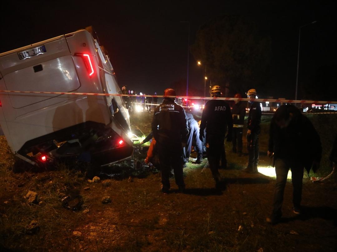 Antalya&rsquo;da servis midib&uuml;s&uuml; devrildi: 16 infaz koruma memuru yaralı 3