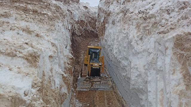 Görüntüler Türkiye’den… 8 metrelik kar tünellerinin arasında ilerlediler