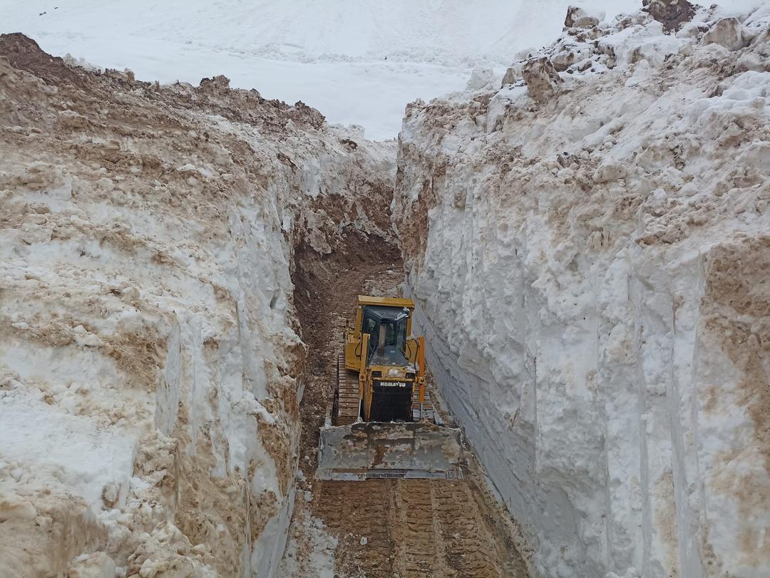 G&ouml;r&uuml;nt&uuml;ler T&uuml;rkiye&rsquo;den&hellip; 8 metrelik kar t&uuml;nellerinin arasında ilerlediler 1