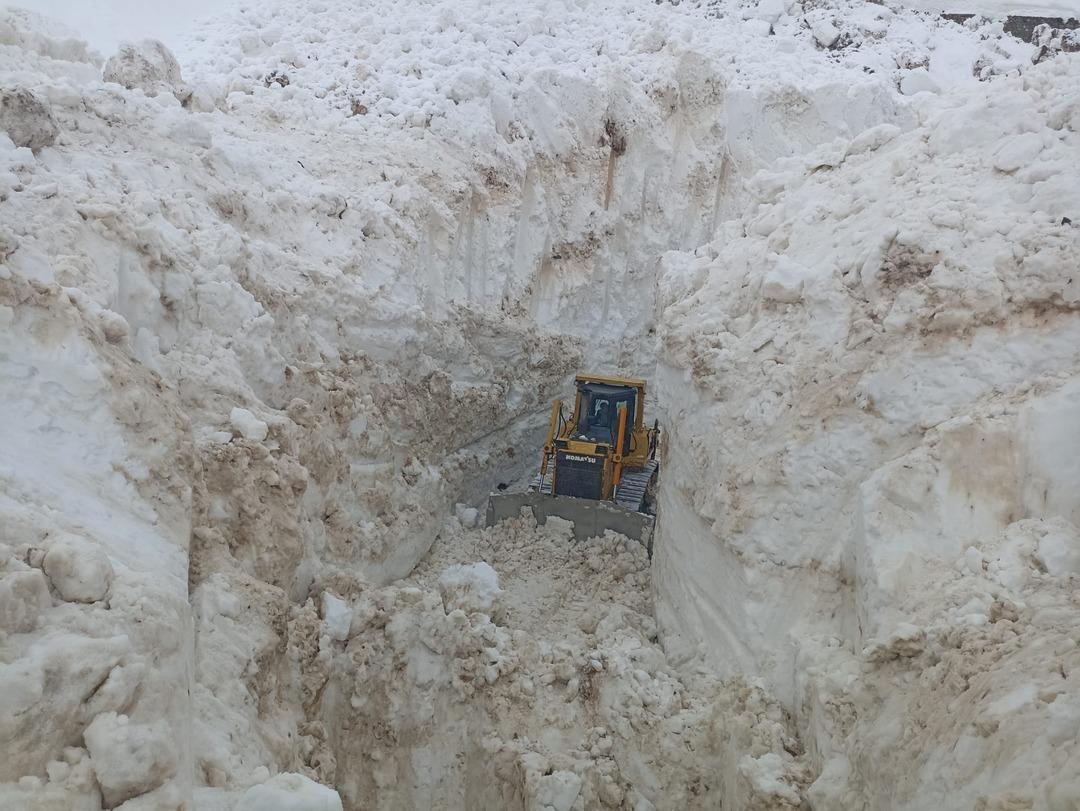 G&ouml;r&uuml;nt&uuml;ler T&uuml;rkiye&rsquo;den&hellip; 8 metrelik kar t&uuml;nellerinin arasında ilerlediler 2