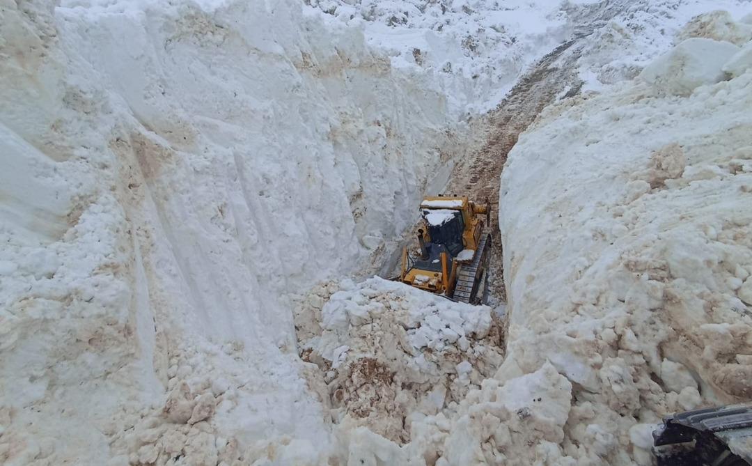G&ouml;r&uuml;nt&uuml;ler T&uuml;rkiye&rsquo;den&hellip; 8 metrelik kar t&uuml;nellerinin arasında ilerlediler 3