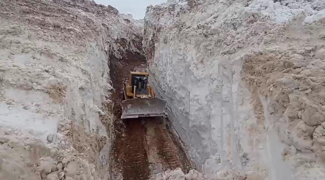 G&ouml;r&uuml;nt&uuml;ler T&uuml;rkiye&rsquo;den&hellip; 8 metrelik kar t&uuml;nellerinin arasında ilerlediler 4