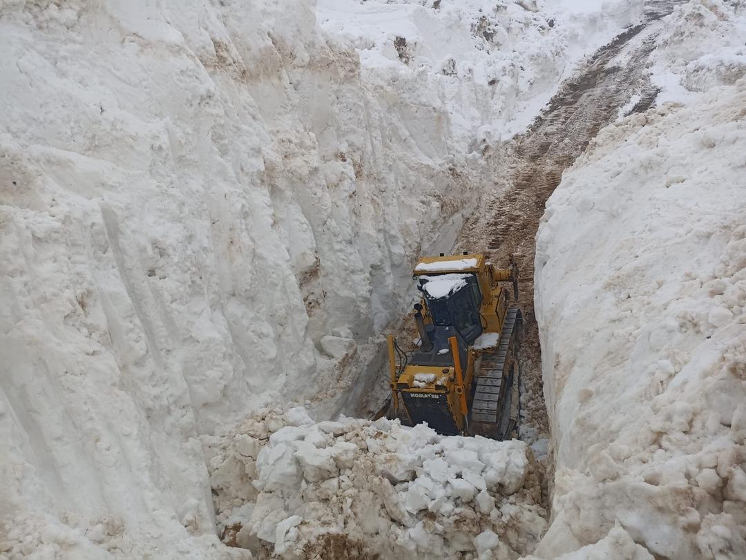 G&ouml;r&uuml;nt&uuml;ler T&uuml;rkiye&rsquo;den&hellip; 8 metrelik kar t&uuml;nellerinin arasında ilerlediler 5