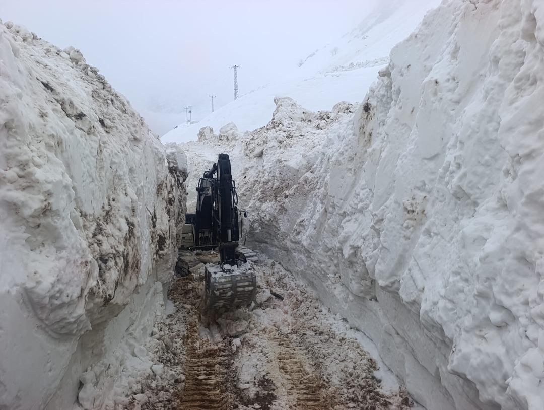 G&ouml;r&uuml;nt&uuml;ler T&uuml;rkiye&rsquo;den&hellip; 8 metrelik kar t&uuml;nellerinin arasında ilerlediler 6