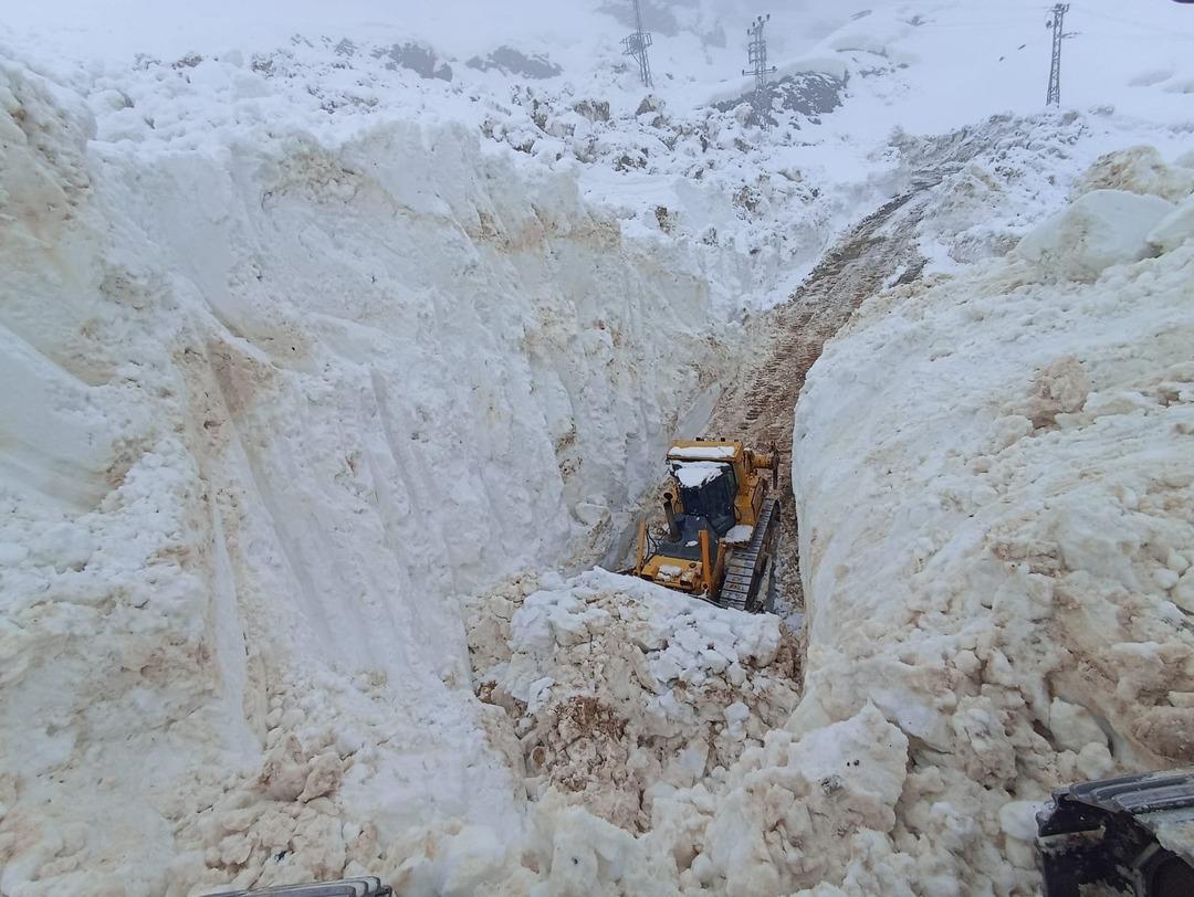 G&ouml;r&uuml;nt&uuml;ler T&uuml;rkiye&rsquo;den&hellip; 8 metrelik kar t&uuml;nellerinin arasında ilerlediler 7