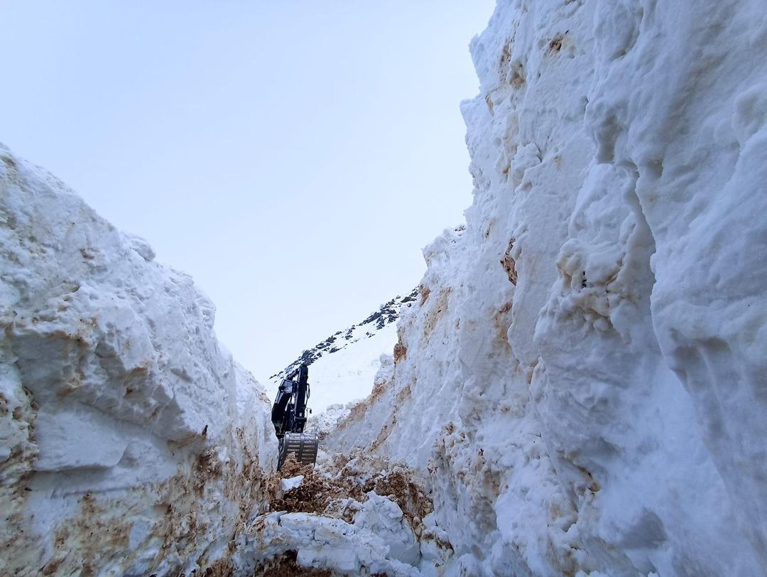 G&ouml;r&uuml;nt&uuml;ler T&uuml;rkiye&rsquo;den&hellip; 8 metrelik kar t&uuml;nellerinin arasında ilerlediler 8