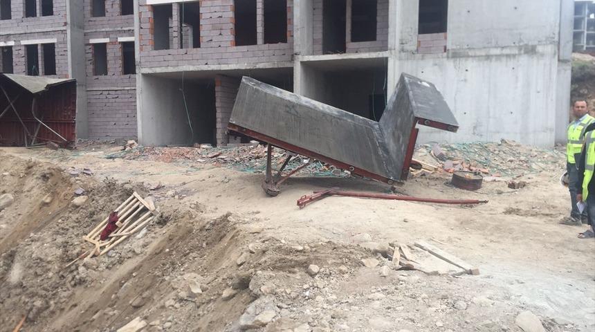 GÜNCELLEME - Manisa'da inşaat iskelesi çöktü