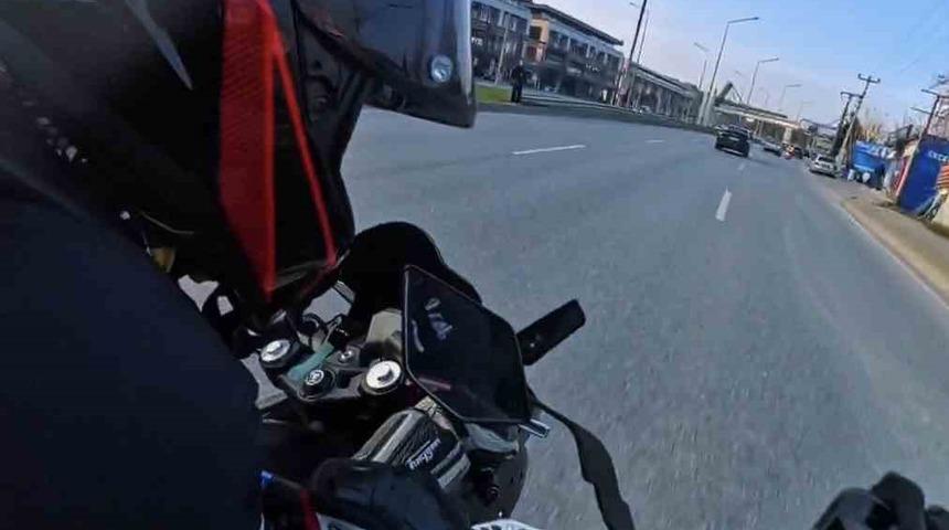 Bir anda şerit değiştirdi, motosikletler &ccedil;arpıştı