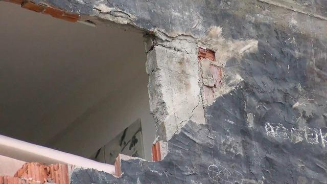 İstanbul Güngören’de yıkım sırasında hasar gören 6 katlı bina tahliye edildi 5