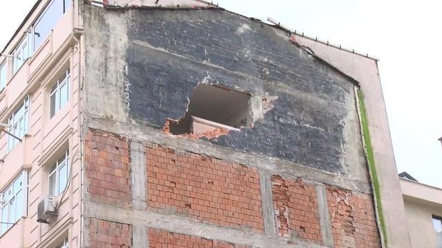 İstanbul Güngören’de yıkım sırasında hasar gören 6 katlı bina tahliye edildi 4
