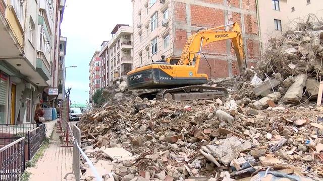 İstanbul Güngören’de yıkım sırasında hasar gören 6 katlı bina tahliye edildi 3
