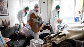 Bir daireden 4 kamyon çöp çıktı