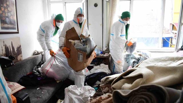 Bir daireden 4 kamyon çöp çıktı