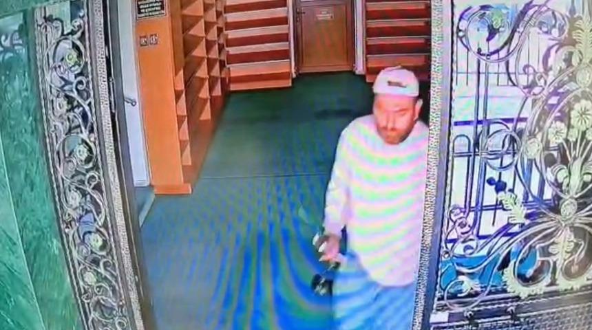 Oltalı hırsız camiden mikrofon &ccedil;aldı