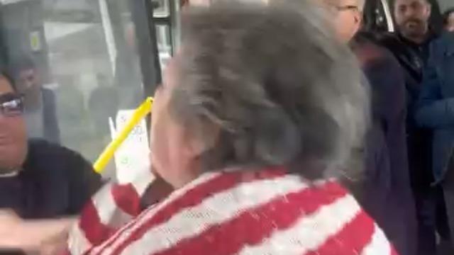 Bursa'da belediye otobüsündeki 'yer' kavgası kamerada