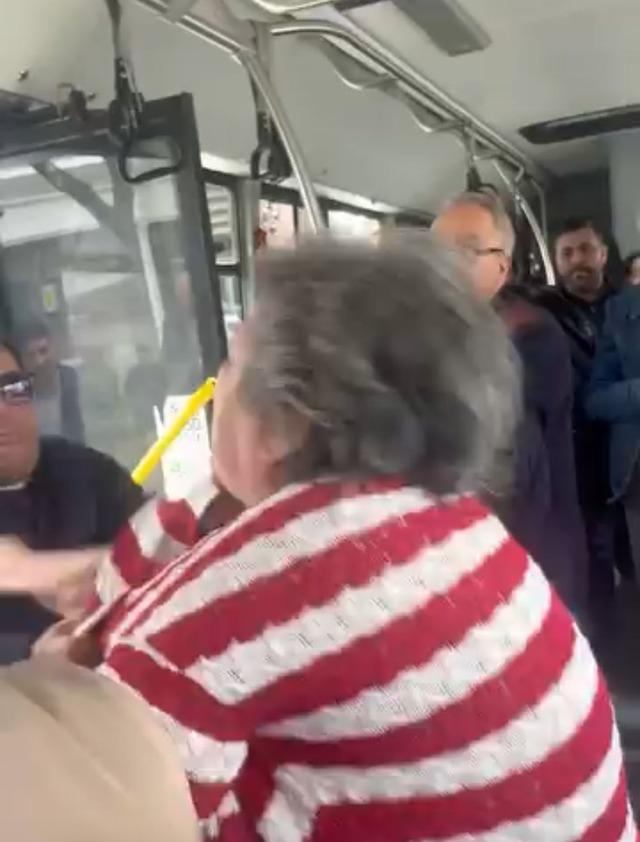 Bursa da belediye otob&uuml;s&uuml;ndeki  yer  kavgası kamerada 4