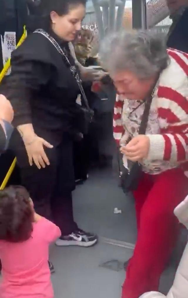 Bursa da belediye otob&uuml;s&uuml;ndeki  yer  kavgası kamerada 2