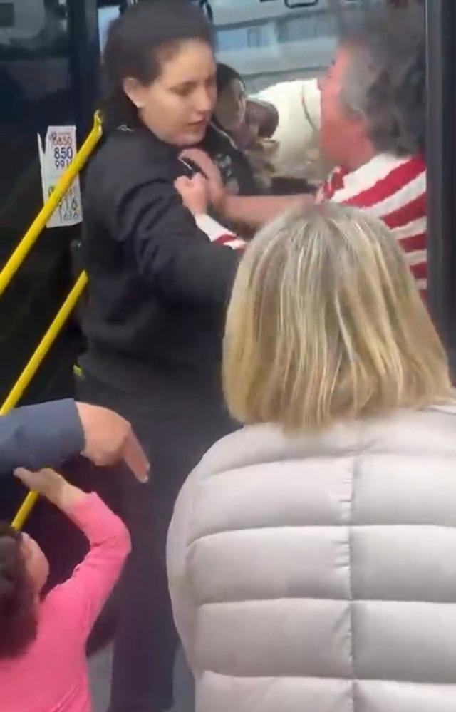 Bursa da belediye otob&uuml;s&uuml;ndeki  yer  kavgası kamerada 1