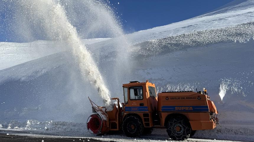 Ardahan'da karla m&uuml;cadele &ccedil;alışmaları s&uuml;r&uuml;yor