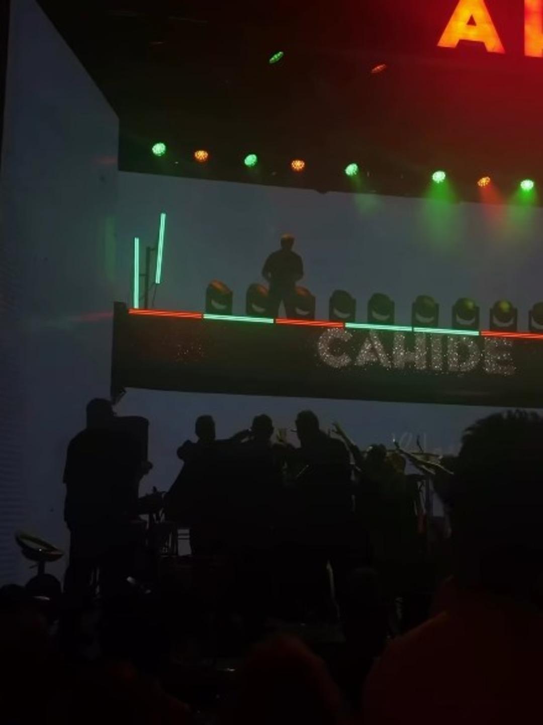 Hakan Altun konserinde tekme tokat kavga! Korumalar devreye girdi! &Uuml;nl&uuml; oyuncu da oradaydı 3