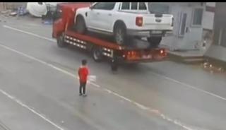 Şırnak&rsquo;ta yola fırlayan &ccedil;ocuk, s&uuml;r&uuml;c&uuml;n&uuml;n manevrasıyla &ouml;l&uuml;mden d&ouml;nd&uuml;